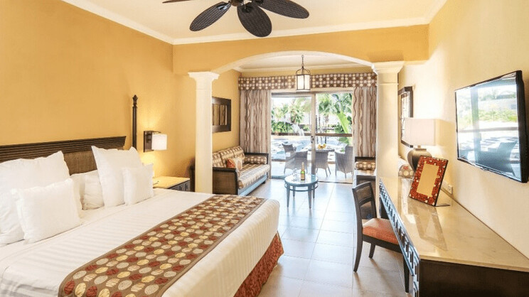 Junior Suite Pool View Premium Level Room